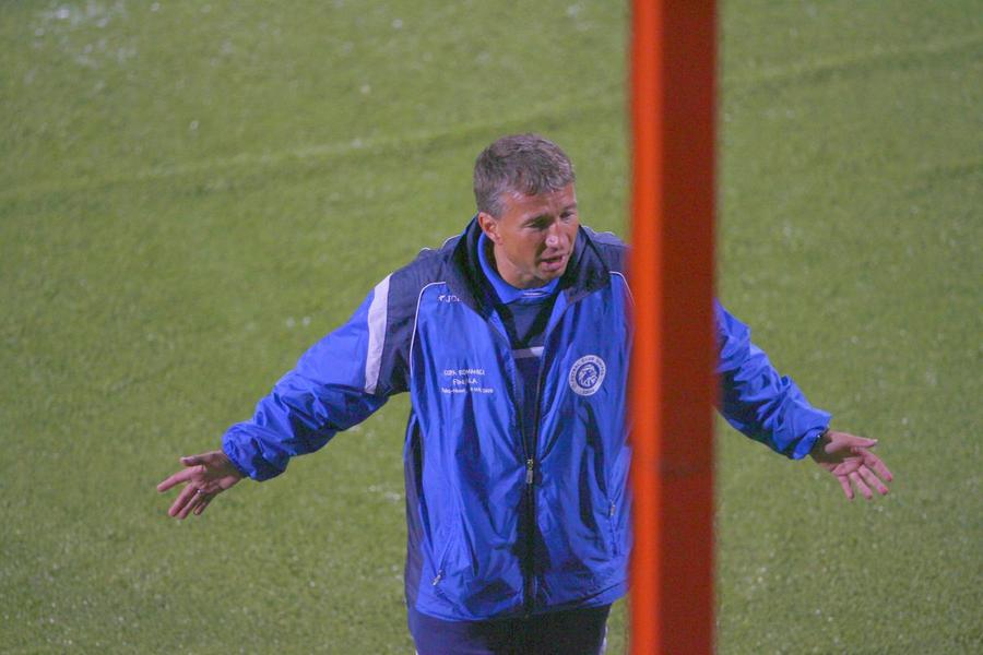 Încă două victorii și Dan Petrescu pune capăt blestemului din ultimii 20 de ani