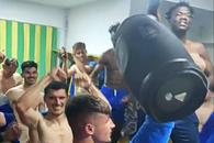 În Liga 2, ca în Serie A » Promovarea în Superliga nu putea fi celebrată în vestiar decât pe refrenul momentului în fotbal
