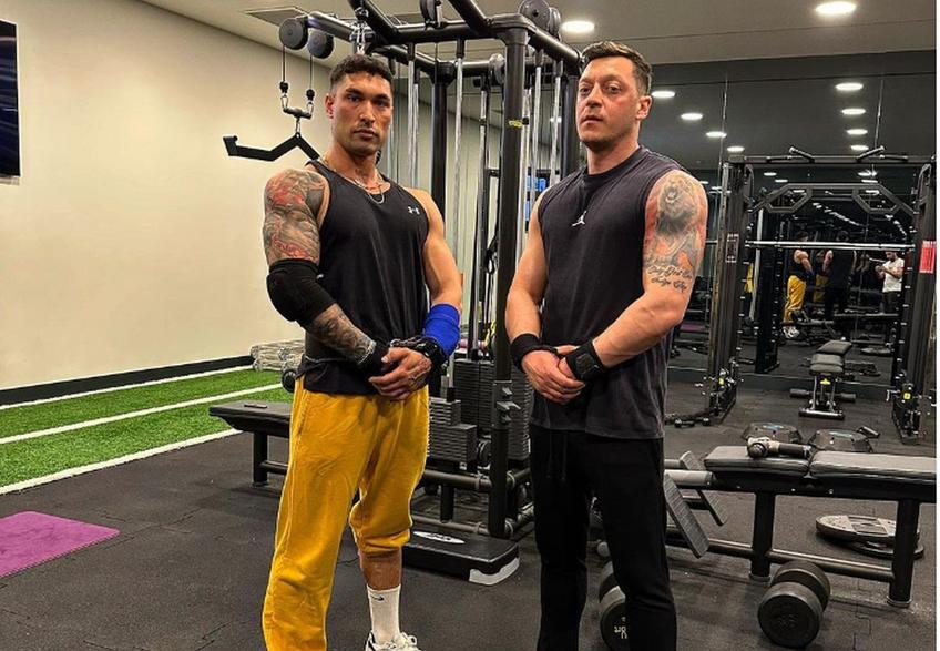Fostul atacant Mario Gomez (38 de ani) a criticat felul în care Mesut Ozil și-a dezvoltat musculatura după a pus capăt carierei de fotbalist.