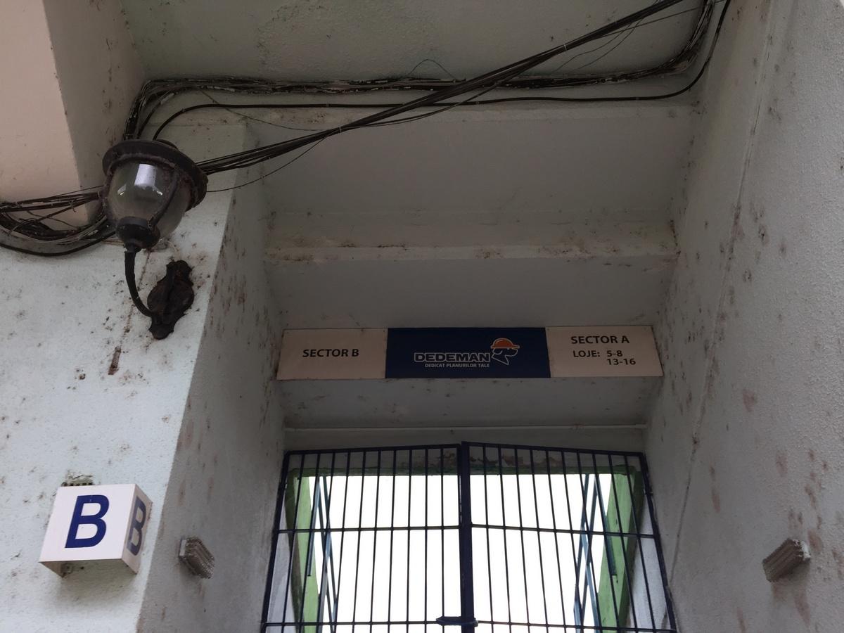 Imagini scandaloase! Zona Crepusculară la Arenele BNR, în centrul Bucureștiului » Jandarmii blochează accesul pentru un motiv incredibil: „Sunt «consensele» noastre”