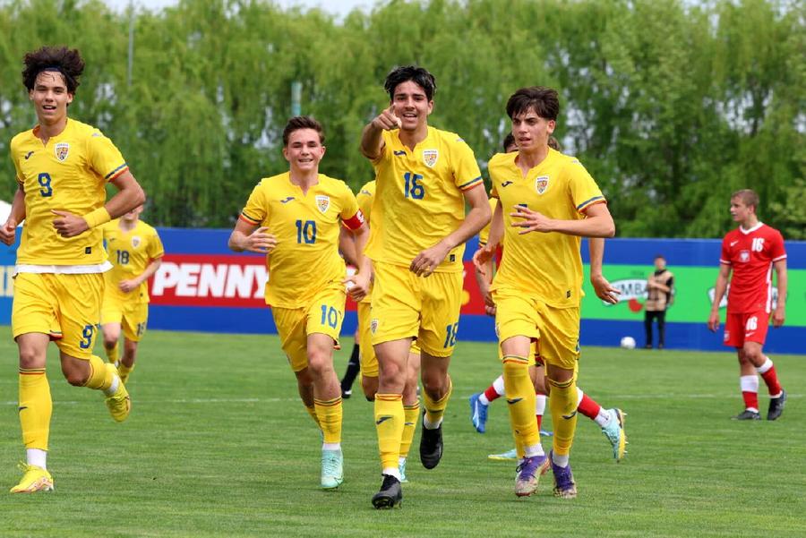 „Tricolorii” U16 au defilat în fața polonezilor / Sursă foto: frf.ro Am învins Polonia la scor de neprezentare » Fotbaliști de la Farul și Universitatea Craiova, decisivi pentru naționala lui Nicolae Grigore