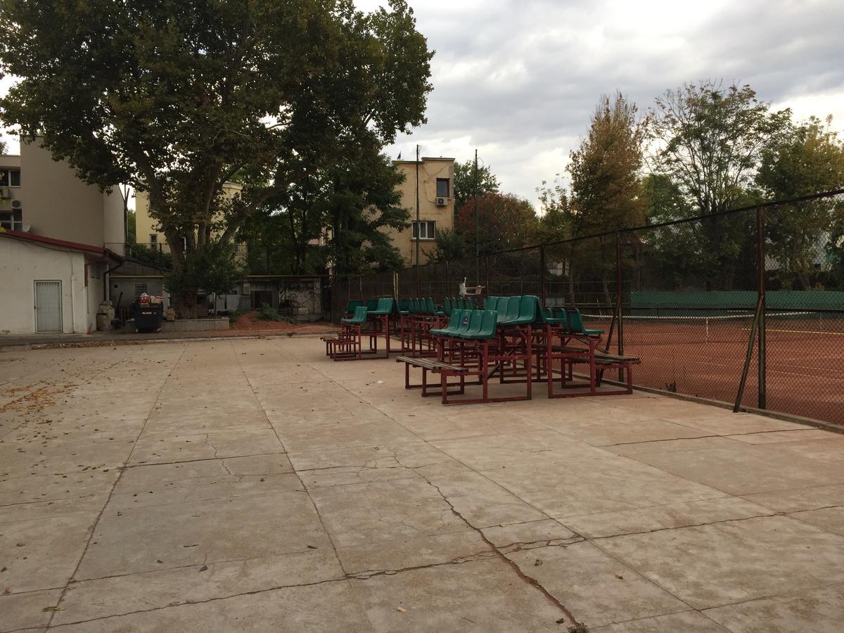 Imagini scandaloase! Zona Crepusculară la Arenele BNR, în centrul Bucureștiului » Jandarmii blochează accesul pentru un motiv incredibil: „Sunt «consensele» noastre”