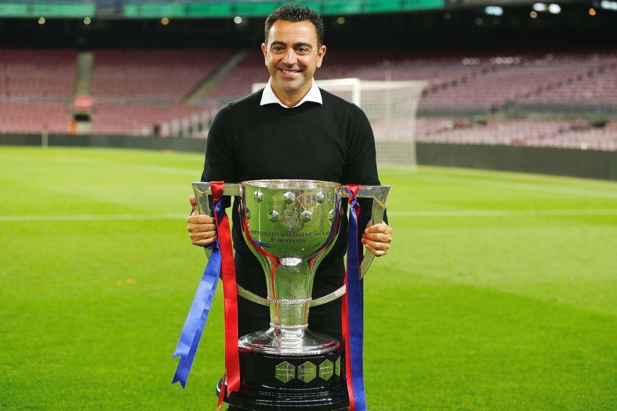 Xavi, cu trofeul de campion în La Liga // FOTO: Imago Cine să fie mai potrivit decât Xavi pentru Barcelona?