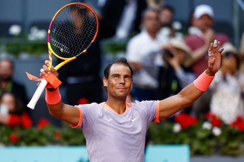 Rafael Nadal salutând publicul după victoria în turul 1 la Madrid Foto: Imago