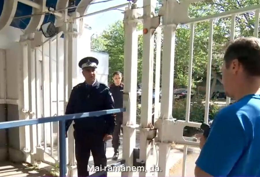 Reporterii Digi24, legitimați în momentul în care voiau să filmeze baza Imagini scandaloase! Zona Crepusculară la Arenele BNR, în centrul Bucureștiului » Jandarmii blochează accesul pentru un motiv incredibil: „Sunt «consensele» noastre”