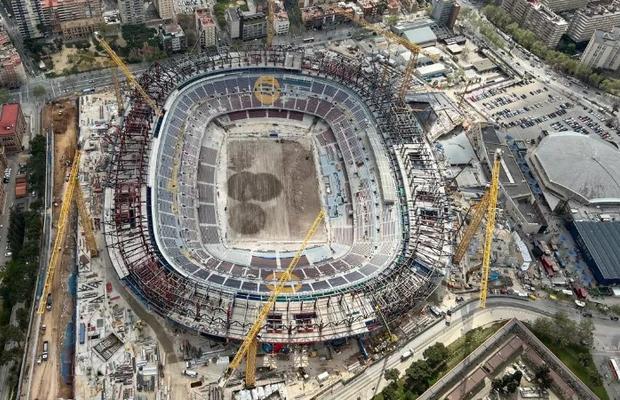 Barcelona a montat gazonul și lansează „Sky Tour” » Cât costă să survolezi Camp Nou din elicopter!