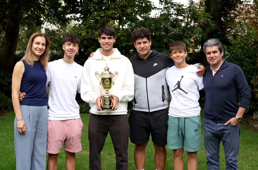 Carlos Alcaraz alături de familia sa în 2024 după câștigarea trofeului de la Wimbleodn FOTO Guliver/GettyImages Documentarul lui Carlos Alcaraz între dezvăluiri din culise, dilema unei cariere, clip publicitar de lung metraj și mesajul Generației Z