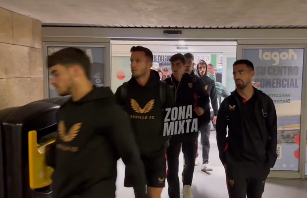 Tensiuni la Sevilla » Fanii i-au așteptat pe jucători la aeroport și au aruncat în ei cu bani falși