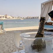 Constantin Budescu, cu șampania pe plajă în vacanță în Dubai