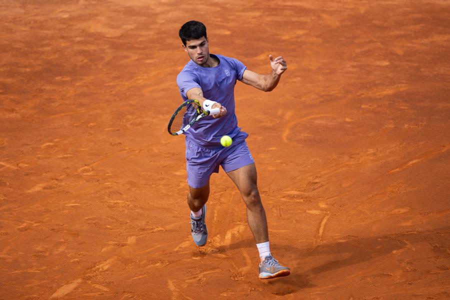 Carlos Alcaraz în acțiune FOTO Guliver/GettyImages Documentarul lui Carlos Alcaraz între dezvăluiri din culise, dilema unei cariere, clip publicitar de lung metraj și mesajul Generației Z