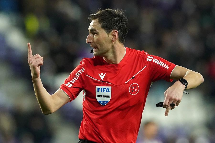 Ricardo De Brugos Bengoetxea (39 de ani) a fluierat-o pe Real Madrid în 25 de meciuri, bilanțul fiind de 17 victorii și câte 4 egaluri și eșecuri / Foto: Imago După ore întregi de tergiversări, s-a decis soarta finalei Copa del Rey » Ce au hotărât cei de la Real Madrid