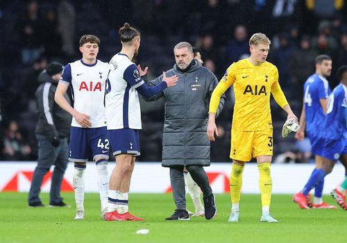 Radu Drăgușin are toate șansele ca atunci când va reveni pe gazon după operația la genunchi să nu-l mai găsească manager pe Ange Postecoglou / Foto: Imago