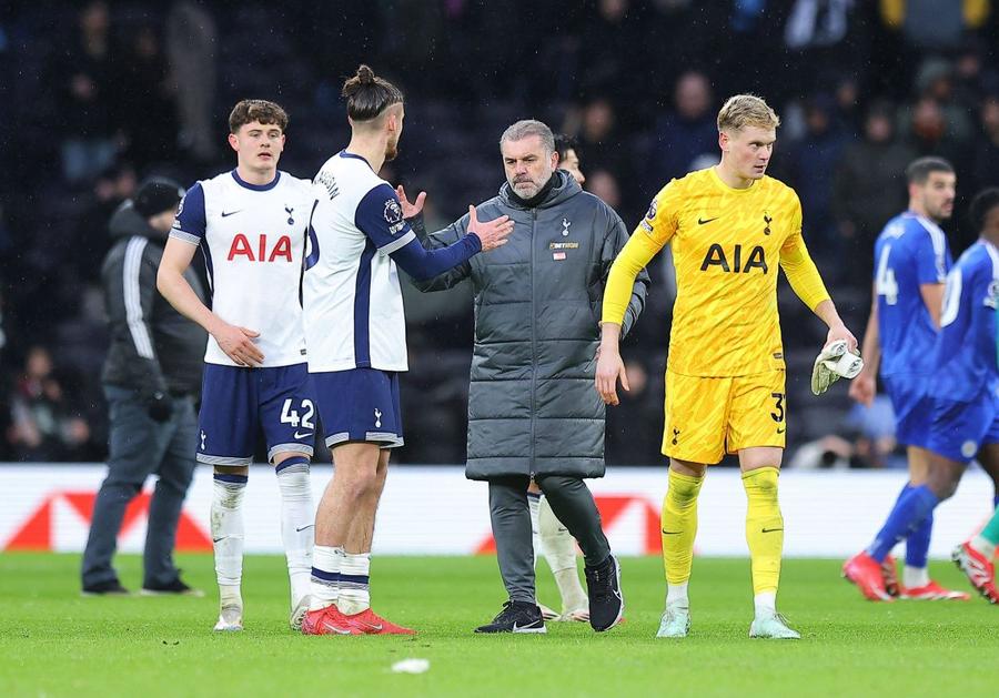Radu Drăgușin are toate șansele ca atunci când va reveni pe gazon după operația la genunchi să nu-l mai găsească manager pe Ange Postecoglou / Foto: Imago Noul antrenor al lui Drăgușin a predat la o grădiniță! » Favoritul lui Guardiola e licențiat în psihologie sportivă
