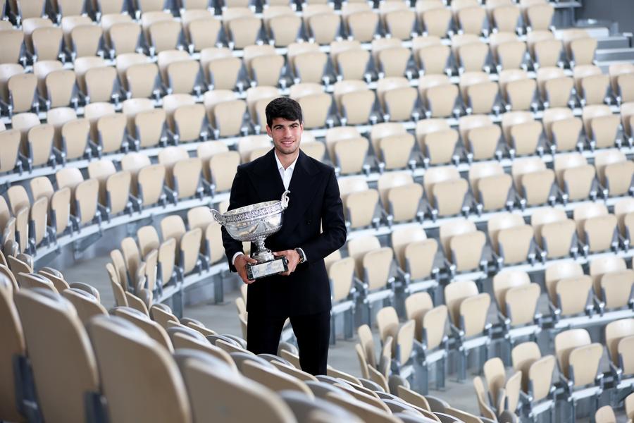 Carlos Alcaraz cu trofeul de la Roland Garros FOTO Guliver/GettyImages Documentarul lui Carlos Alcaraz între dezvăluiri din culise, dilema unei cariere, clip publicitar de lung metraj și mesajul Generației Z