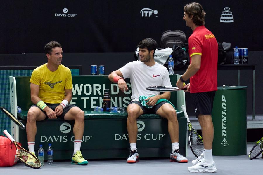 Roberto Bautista Agut, Carlos Alcaraz și Juan Carlos Ferrero la o întâlnire de Cupa Davis în 2024 Foto: Guliver/GettyImages Carlos Alcaraz, atenționat de un compatriot veteran: „Nu va câștiga Grand Slam-uri culcându-se la șapte dimineața”