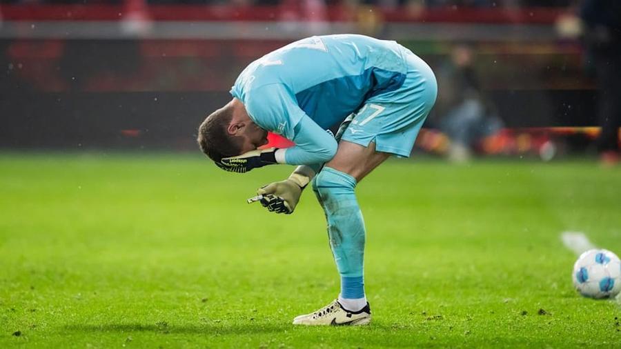 Portarul Patrick Drewes (Bochum) reacționează după ce a fost lovit de-o brichetă Senzațional! Retrogradarea din Bundesliga ar putea fi decisă de o brichetă