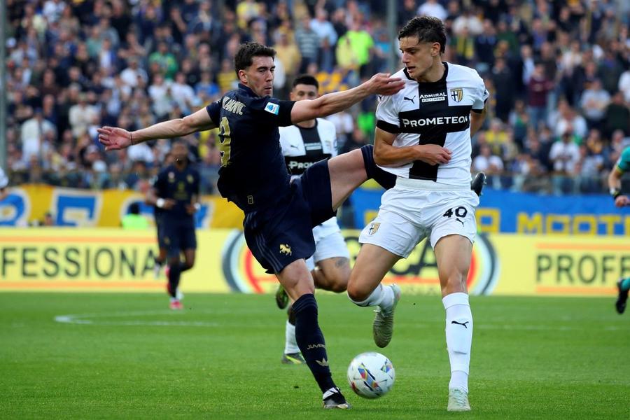 Giovanni Leoni l-a anulat total miercuri, la 1-0 cu Juventus, pe Dusan Vlahovic, sârbul fiind înlocuit la pauză / Foto: Imago Cristi Chivu ar putea fi urmat la Inter de trei jucători! » Tinerii de la Parma provin din compartimente diferite