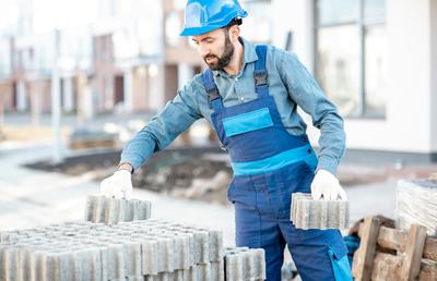 Betonul vibropresat: de ce se folosește în producția de pavele și ce avantaje oferă?