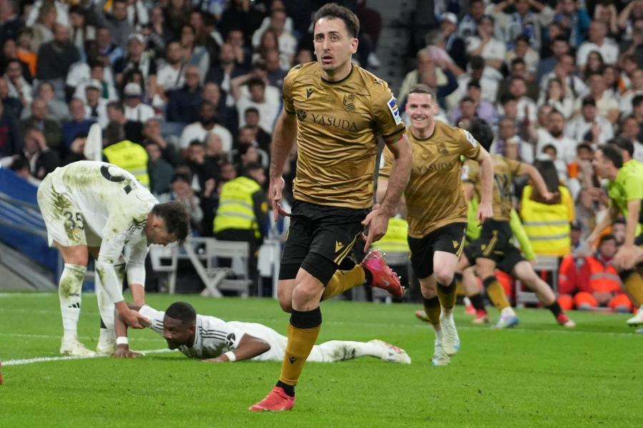 Căpitanul Mikel Oyarzabal și colegii săi de a Sociedad, învinși dramatic după prelungiri în smifinala de pe Bernabeu (4-4), s-ar putea bucura de boicotul madrilenilor / Foto: Imago Ce se întâmplă dacă Real Madrid nu se prezintă la finala Cupei cu Barcelona » NU va pierde cu 0-3 la „masa verde”!