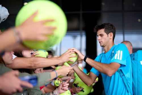 Rafael Jodarsemnând autografe la Madrid Foto: Mutua Madrid Open