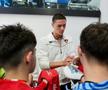 David Popovici, campion național la 100 m liber, dând autografe/Andrei Furnigă (GSP.ro)