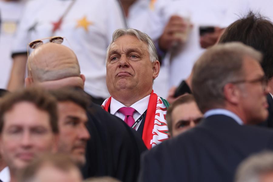 Viktor Orban, înaintea partidei dintre Germania și Ungaria, din faza grupelor UEFA EURO 2024, disputată pe Stuttgart Arena, 19 iunie 2024, Germania. Foto: Getty Images De ce tace Peter Magyar? Două scenarii negre pentru Csikszereda și Sepsi