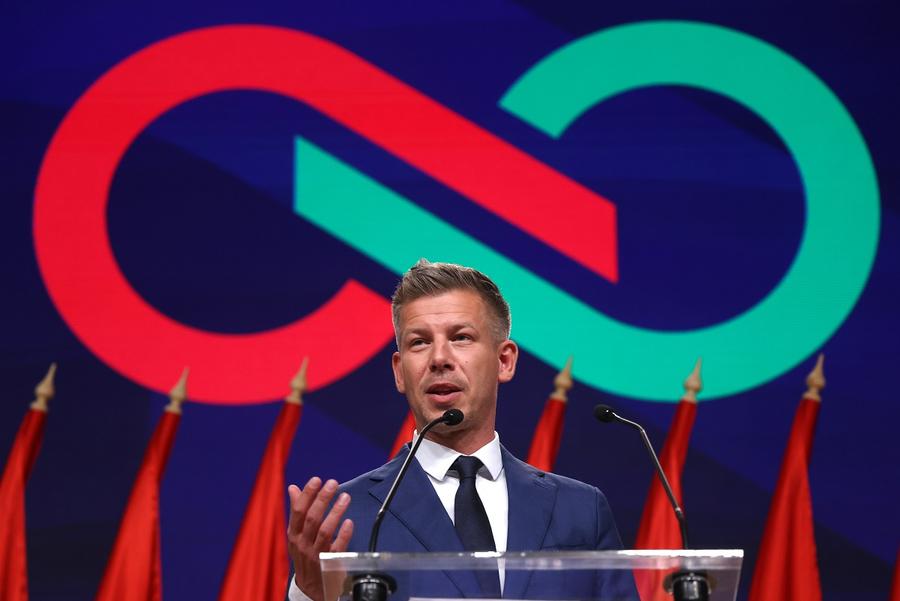 Partidul Tisza, condus de Peter Magyar, câștigătorul alegerilor din Ungaria, și-a consolidat majoritatea parlamentară, ajungând la 141 de mandate din totalul de 199, după centralizarea voturilor prin corespondență. Foto: Getty Images De ce tace Peter Magyar? Două scenarii negre pentru Csikszereda și Sepsi