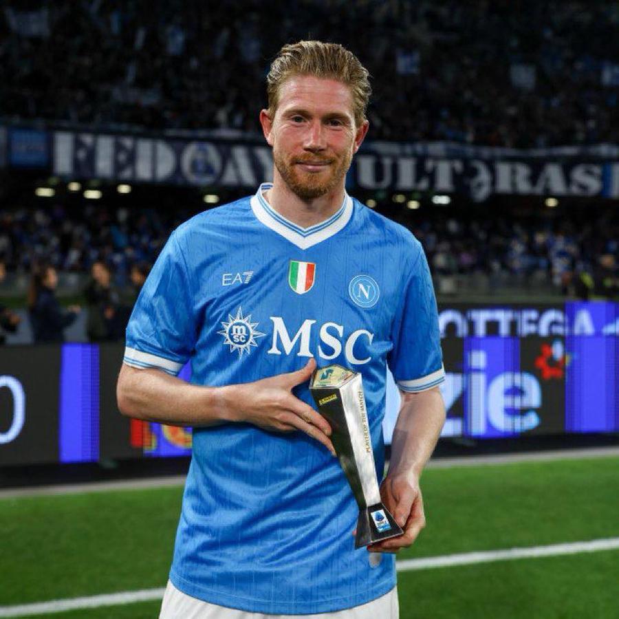 Kevin De Bruyne a priimit trofeul pentru jucătorul meciului cu Cremonese / Foto: Facebook Napoli Kevin De Bruyne, gol după șase luni! » Performanță formidabilă pentru jucătorul meciului cu Cremonese