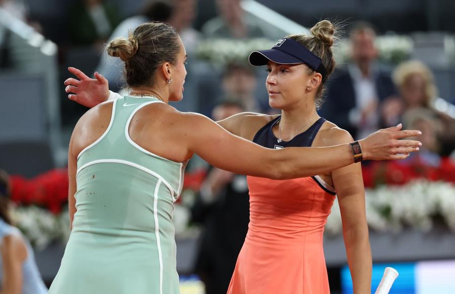 Jaqueline Cristian și Aryna Sabalenka după meciul de la Madrid Foto: Guliver/GettyImages Madrid, între turneele preferate ale româncelor » Două dintre ele au atins turul 3 în ediția 2026, jucând contra unor adversare de top