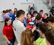 David Popovici, campion național la 100 m liber, dând autografe/Andrei Furnigă (GSP.ro)
