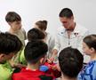 David Popovici, campion național la 100 m liber, dând autografe/Andrei Furnigă (GSP.ro)
