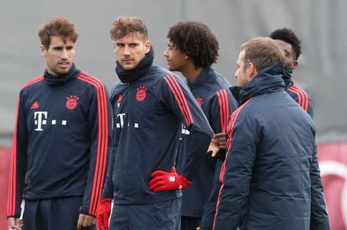 Antrenorul lui Bayern, Hansi Flick, a folosit timpul rămas până la derby-ul cu Dortmund, programat mâine, pentru a ”umbla” la orgoliul vedetelor. Dacă învinge, liderul se distanțeză la 7 puncte.