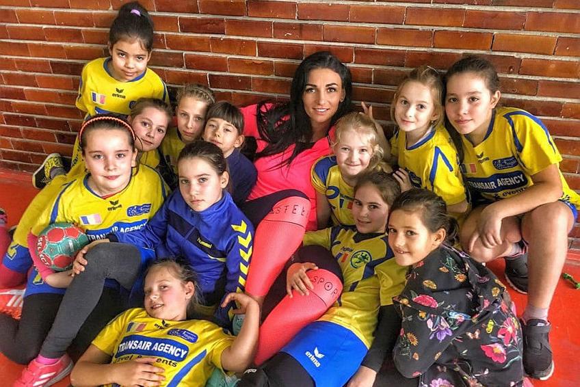 Amintiri din normalitate: Mihaela
Evi și una dintre grupele sale de
junioare de la Olimpic Tg. Mureș