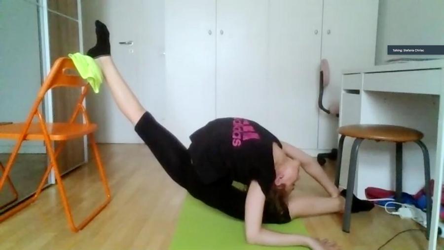 Acasă la Eva Vencu în timpul antrenamentului SPORT SUB LACĂT. Două perspective din gimnastica ritmică: sportiv și antrenor și felul în care traversează această situație în care sălile sunt închise. Cum se împacă școala cu antrenamentele?