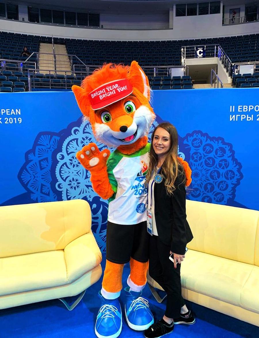 Ștefania Chiriac la un concurs internațional în postura de arbitru SPORT SUB LACĂT. Două perspective din gimnastica ritmică: sportiv și antrenor și felul în care traversează această situație în care sălile sunt închise. Cum se împacă școala cu antrenamentele?