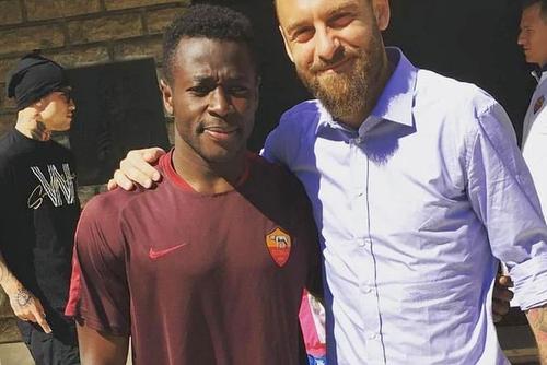 Joseph, alături de Daniele de Rossi, o legendă a clubului AS Roma. În spatele lor, un alt fotbalist excelent trecut pe la Roma, Radja Nainggolan