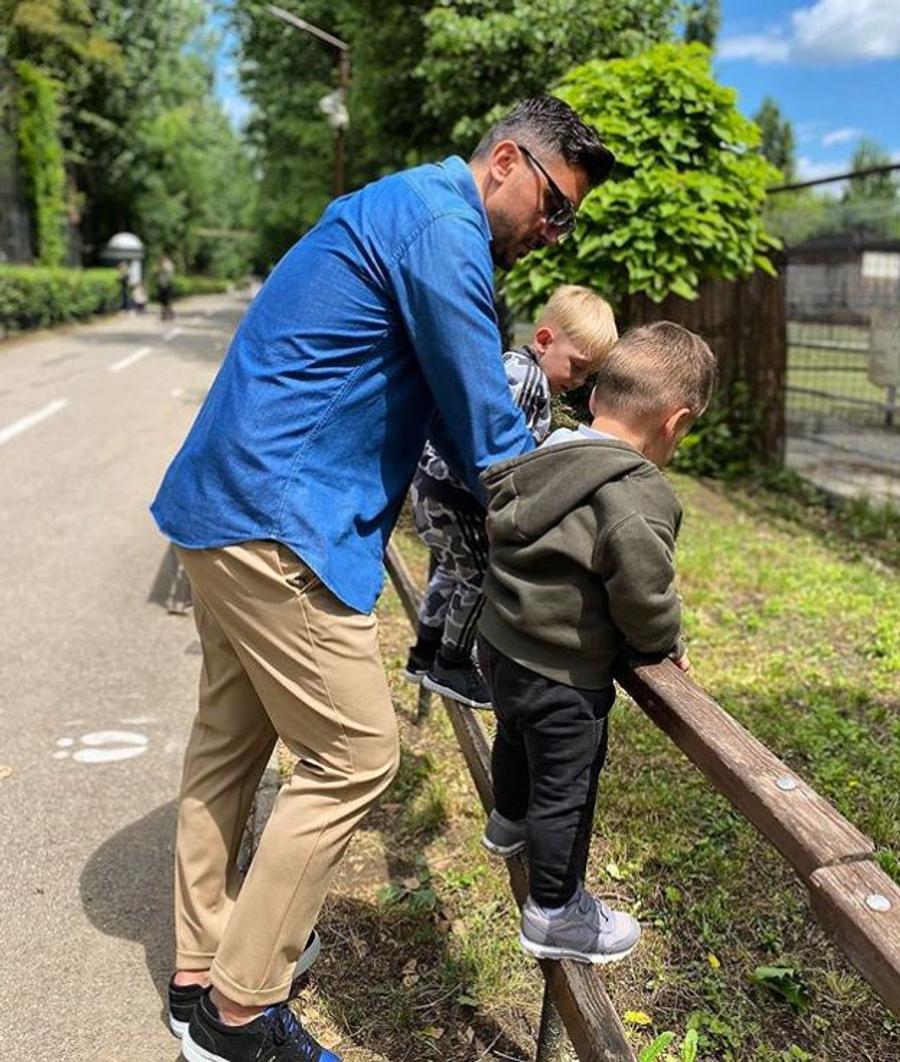Ciprian Marica alături de fii săi, Albert Andrei, 2 ani, și Ethan Ioan, 3 ani și jumătate FOTO: instagram.com/ciprianmaricaoficial Cum au fost surprinși Ciprian Marica și iubita, după ce a fost făcută publică aventura fotbalistului: „O meritam cu toții”