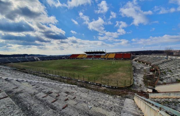 De la „Epoca de aur” la cea de „tinichea” » Degradarea unuia dintre cele mai frumoase stadioane din țară