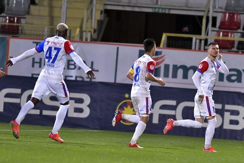 Stefan Ashkovski (primul din dreapta), la FC Botoșani // foto: Imago