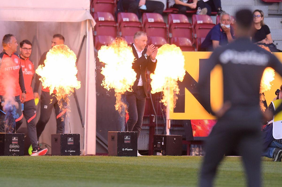 Moment special înainte de CFR Cluj - FCSB! Campionii au fost prezentați fanilor printre flăcări și fum: Edi Iordănescu, extrem de emoționat
