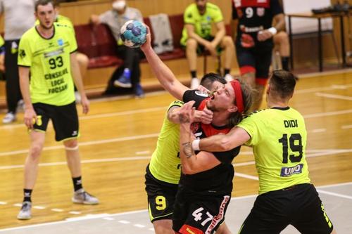 O fază dură între dinamovistul Kuduz și focșănenii Popovici și Hrimiuc FOTO CS Dinamo