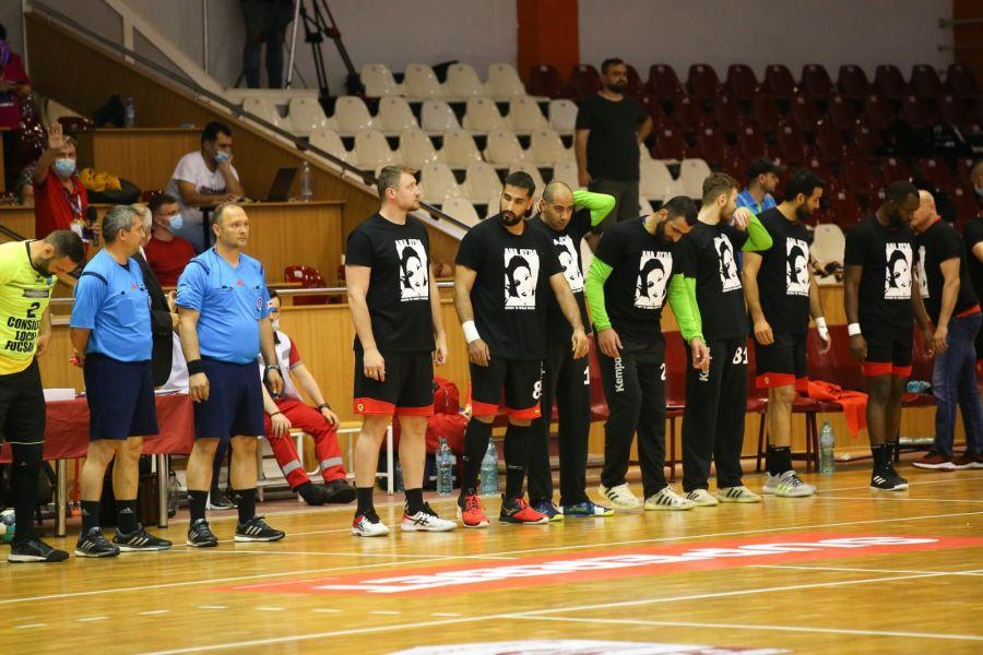 Jucătorii de la Dinamo purtând tricouri cu poza Aydei Humet FOTO CS Dinamo Scandal la meciul de Cupa României Dinamo - CSM Focșani 29-24