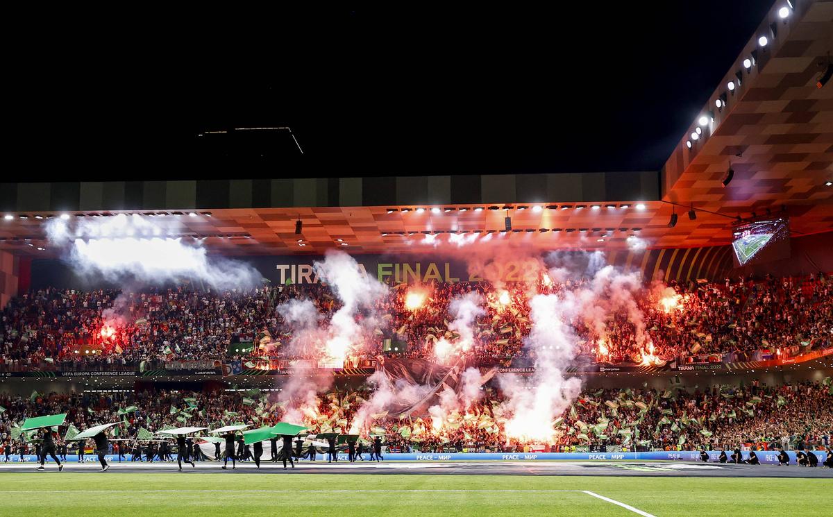 Duel al galeriilor la Roma - Feyenoord » Show incendiar la Tirana, în finala Conference League
