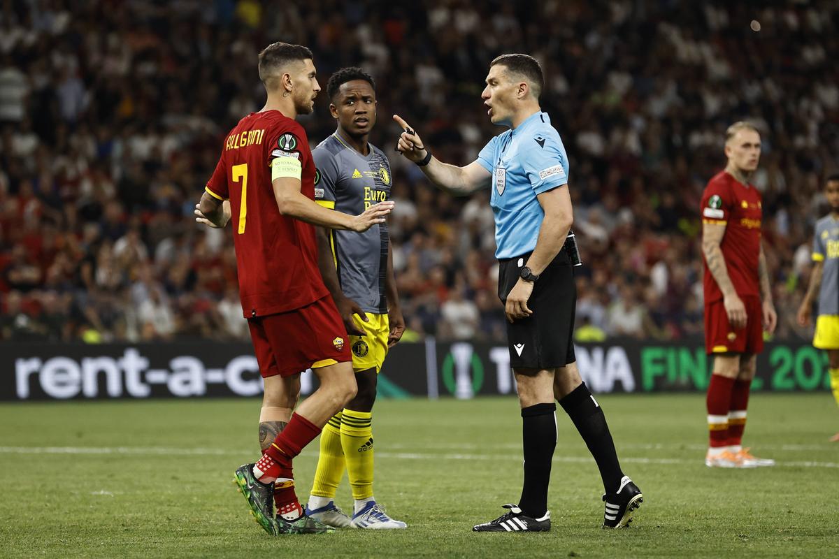 Mou e din nou Specialul! Primul trofeu continental pentru AS Roma » Kovacs a trecut marele test: două faze aprinse, judecate corect