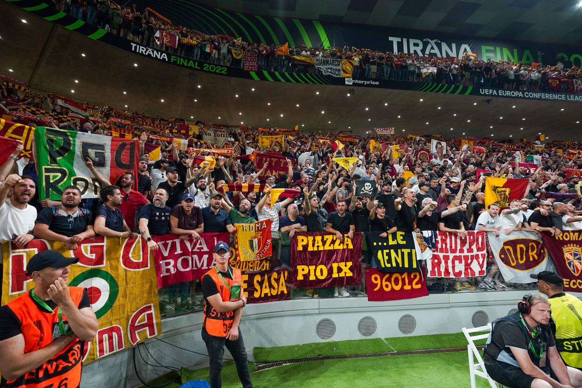 Duel al galeriilor la Roma - Feyenoord » Show incendiar la Tirana, în finala Conference League