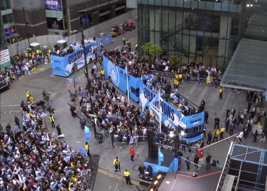 foto Captură Twitter Manchester City, ținta glumelor după parada de celebrare a titlului » Comparația făcută cu AC Milan