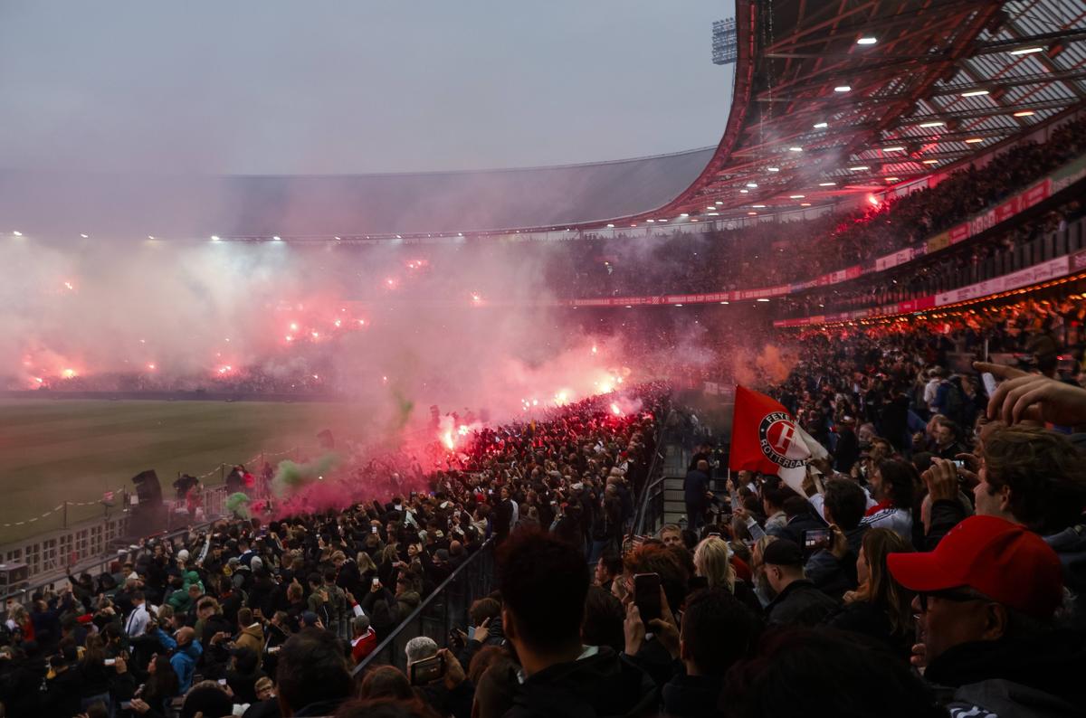 Duel al galeriilor la Roma - Feyenoord » Show incendiar la Tirana, în finala Conference League