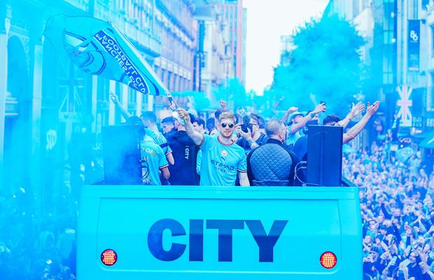 Manchester City, ținta glumelor după parada de celebrare a titlului » Comparația făcută cu AC Milan
