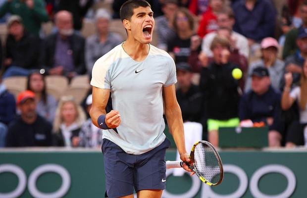 Suspans de peste 4 ore și jumătate pe zgura din Paris! Carlos Alcaraz trece cu mari emoții în turul 3 la Roland Garros