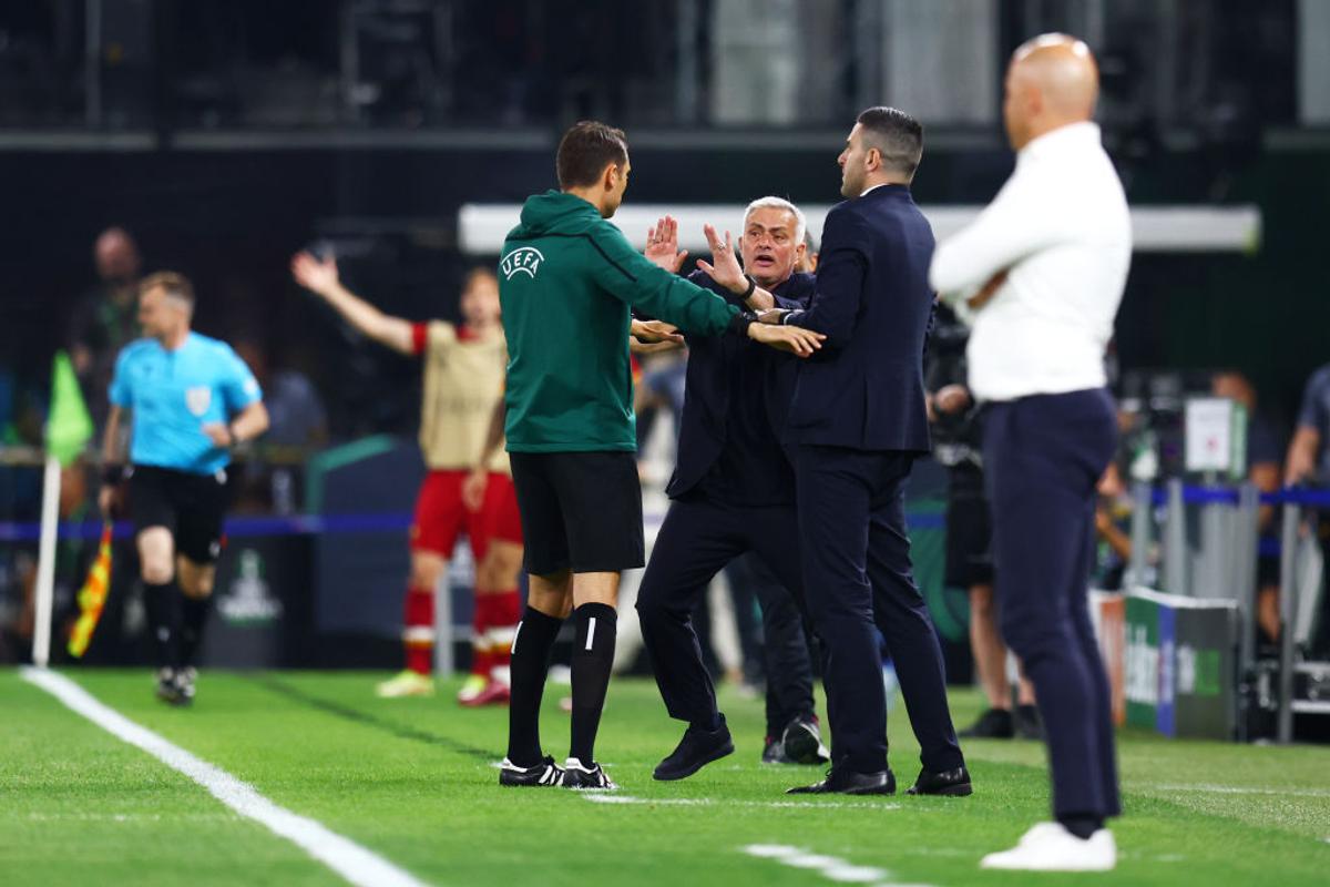 Jose Mourinho a intrat în istorie, după ce a câștigat și Conference League » Performanța unică realizată de antrenorul Romei